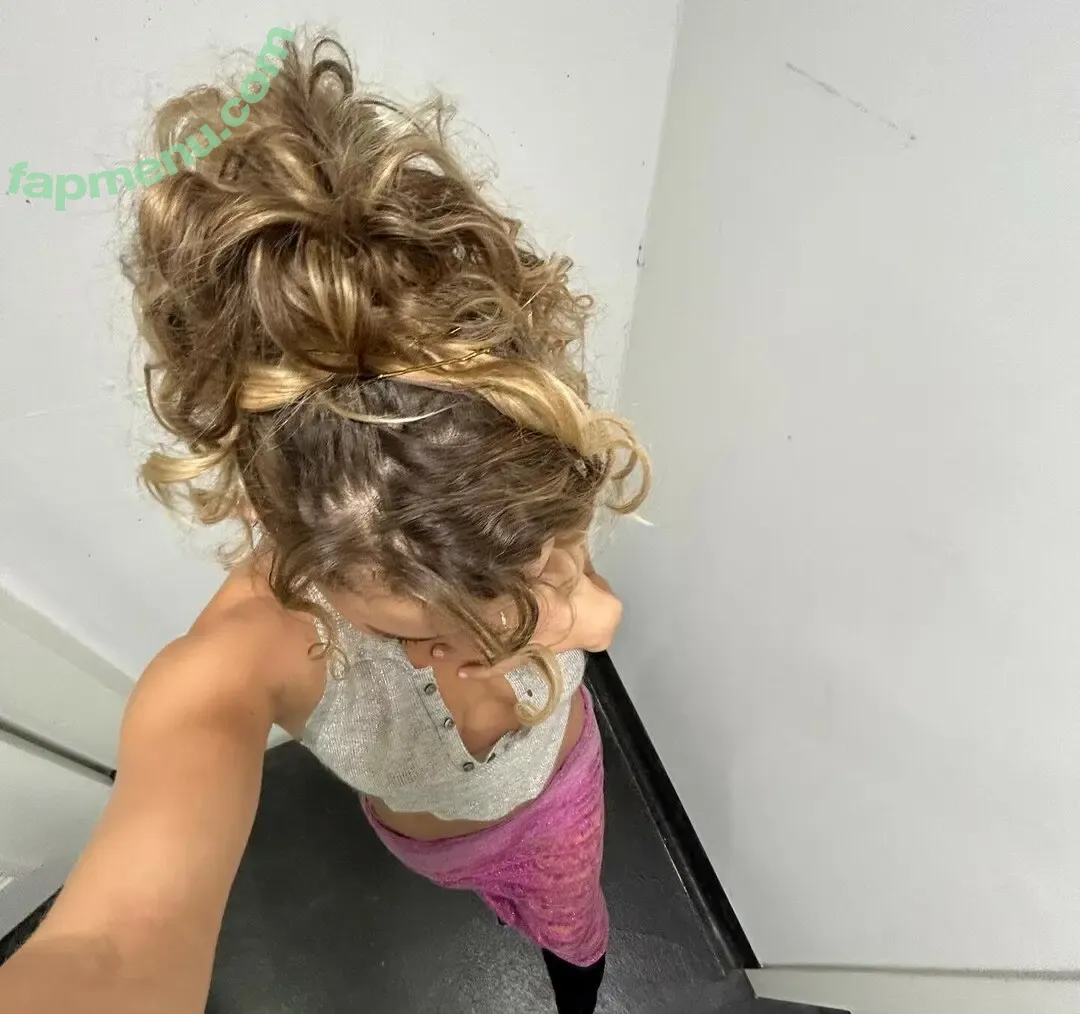 Nilufer Yanya nude photo #0053 (niluferyanyaaaaaa)