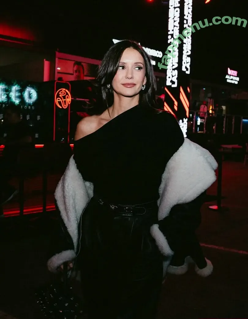 Nina Dobrev nude photo #2370 (nina)