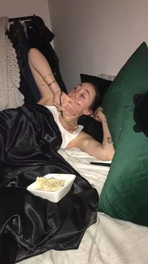 Noah Cyrus / noahcyrus nude photo #0036