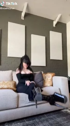 Noah Cyrus / noahcyrus nude photo #0237