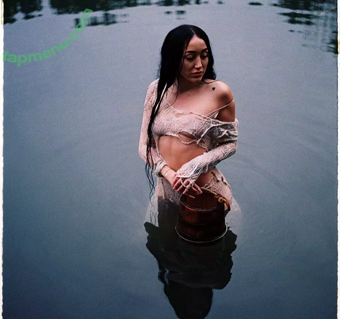 Noah Cyrus nude photo #0184 (noahcyrus)