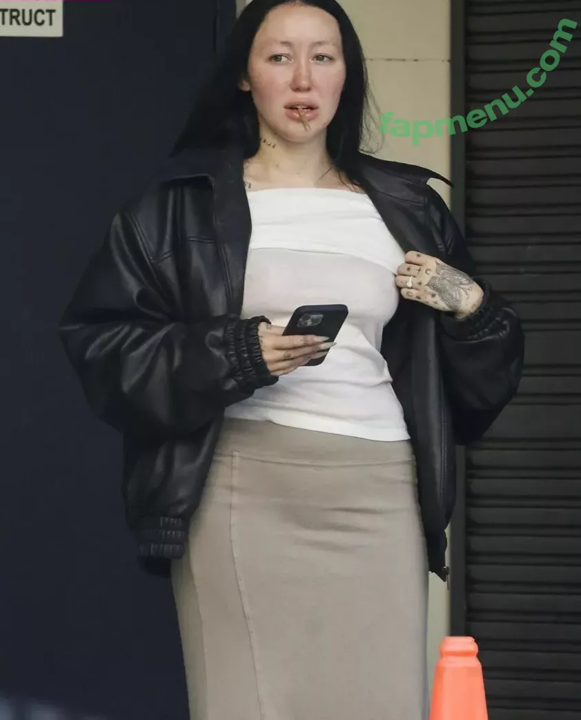 Noah Cyrus nude photo #0413 (noahcyrus)