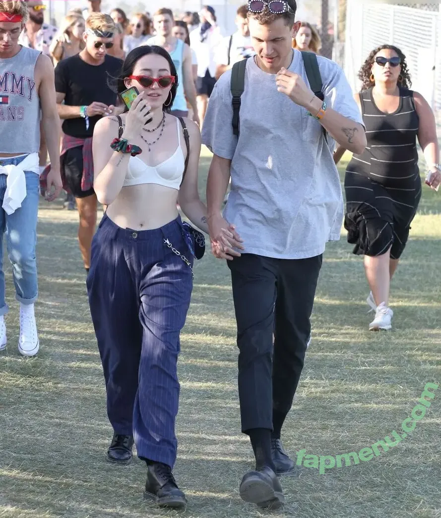 Noah Cyrus nude photo #0922 (noahcyrus)