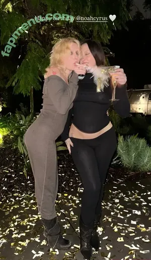 Noah Cyrus / noahcyrus nude photo #1337