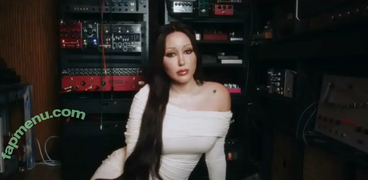 Noah Cyrus nude photo #1104 (noahcyrus)