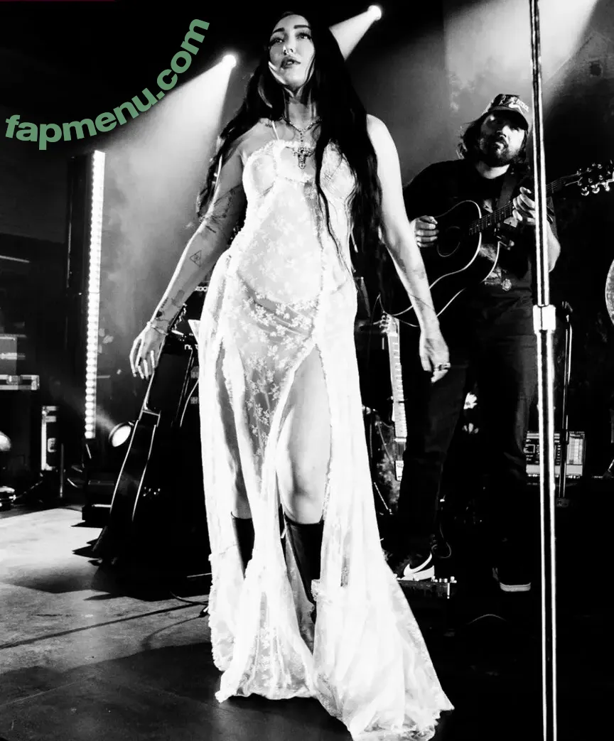 Noah Cyrus nude photo #1253 (noahcyrus)