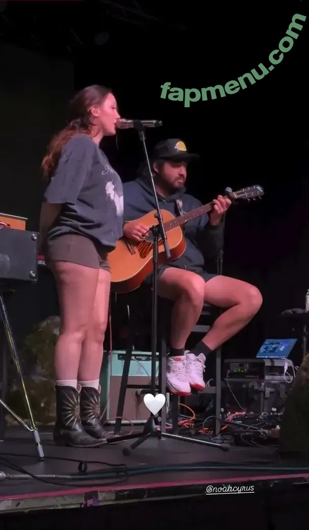 Noah Cyrus nude photo #1272 (noahcyrus)