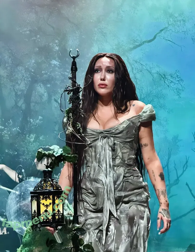 Noah Cyrus nude photo #1288 (noahcyrus)