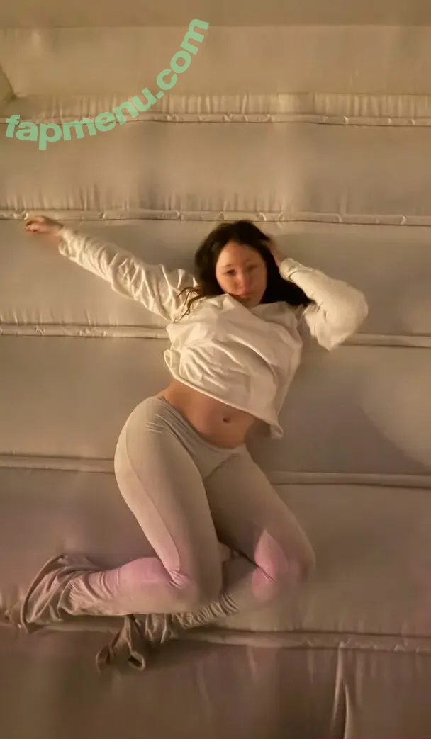 Noah Cyrus nude photo #1341 (noahcyrus)
