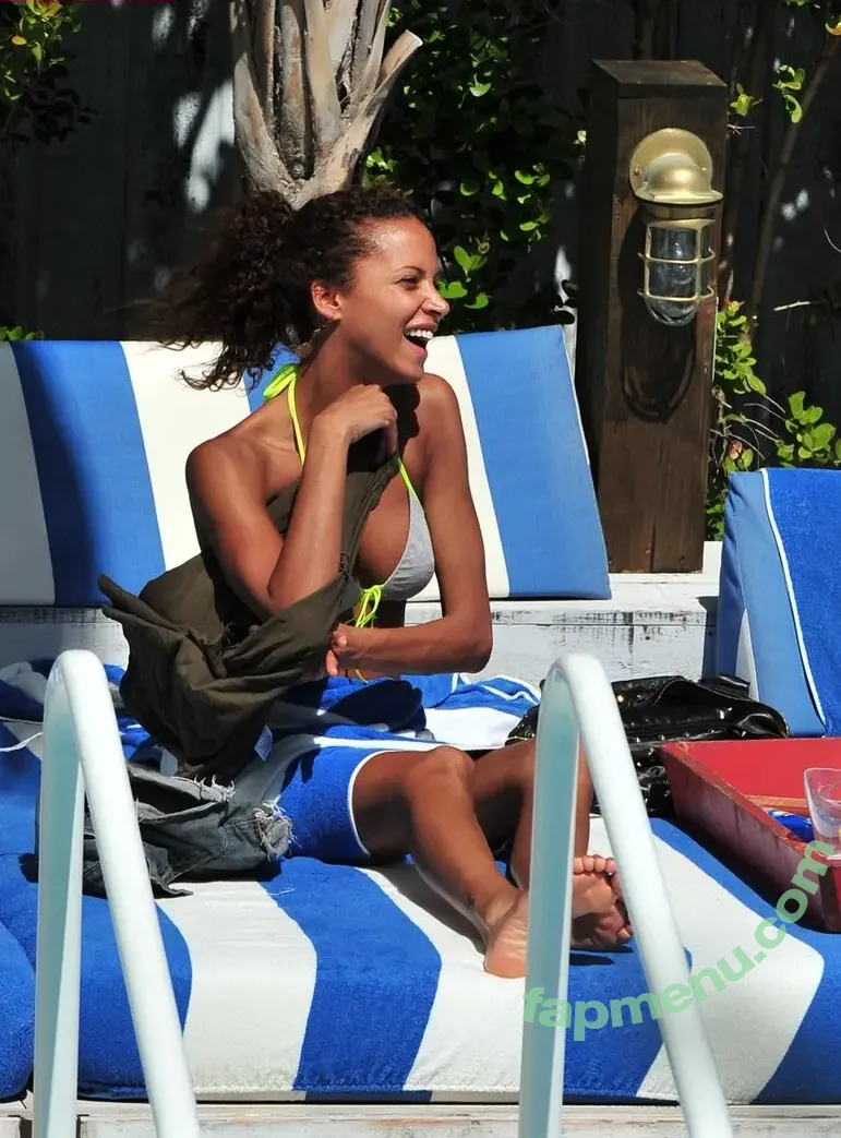 Noémie Lenoir nude photo #0022 (NoemieLenoirOff)