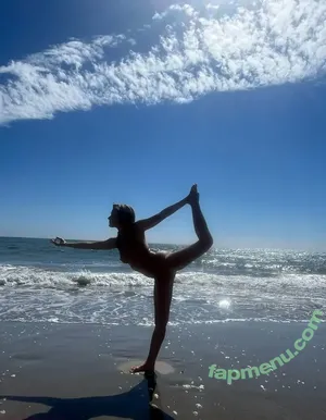 nudeblondeyogagirl / hannahshaller nude photo #0088