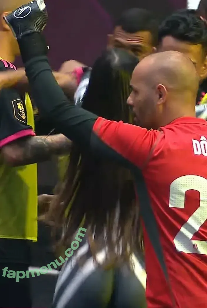 Nyvi Estephan nude photo #1179 (Discussão / nyvi_estephan / nyviestephan)