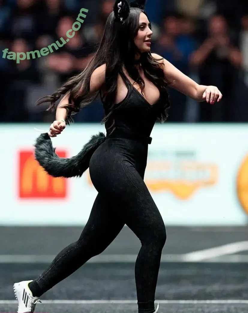 Nyvi Estephan nude photo #1200 (Discussão / nyvi_estephan / nyviestephan)