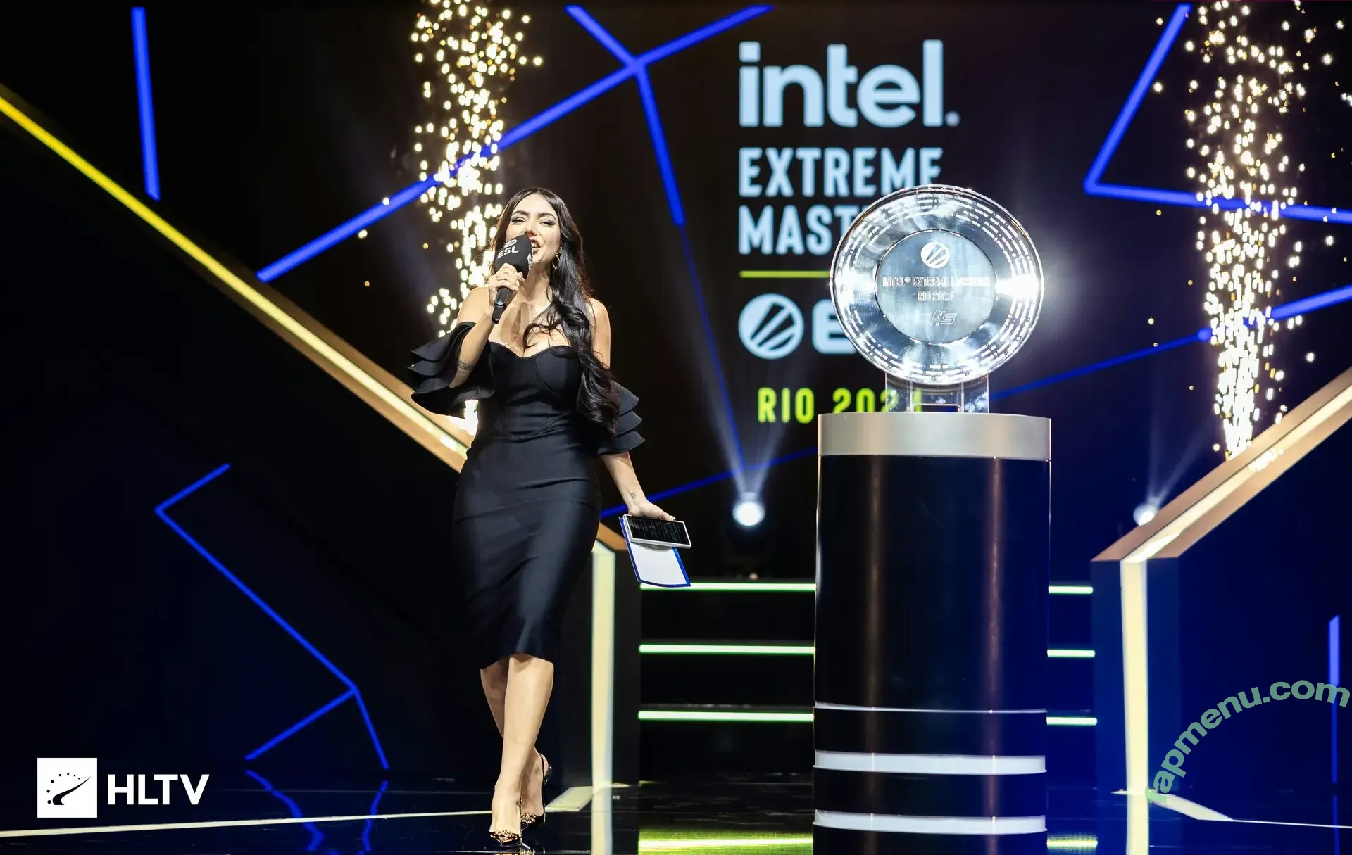 Nyvi Estephan nude photo #1209 (Discussão / nyvi_estephan / nyviestephan)