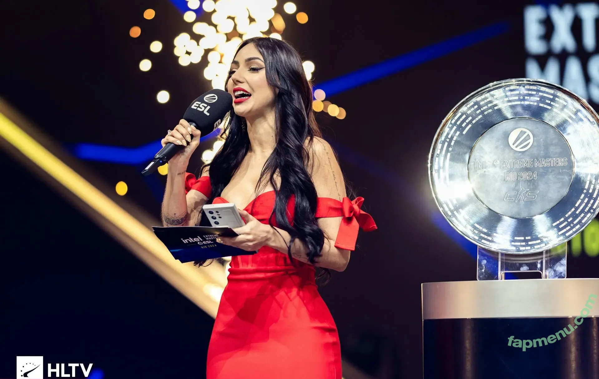 Nyvi Estephan nude photo #1214 (Discussão / nyvi_estephan / nyviestephan)