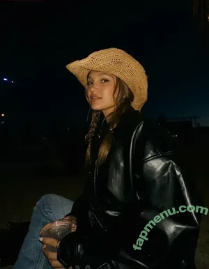 Olivia Holt / Non-Nude / Preview / olivia_holt nude photo #0860