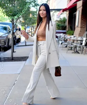 Olivia Munn / oliviamunn nude photo #1352