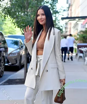 Olivia Munn / oliviamunn nude photo #1353