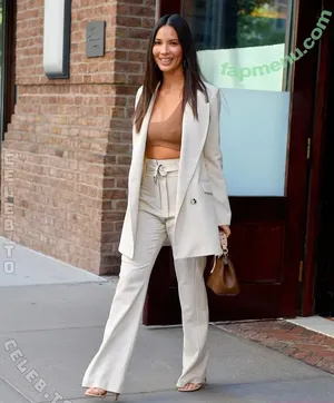 Olivia Munn / oliviamunn nude photo #1358