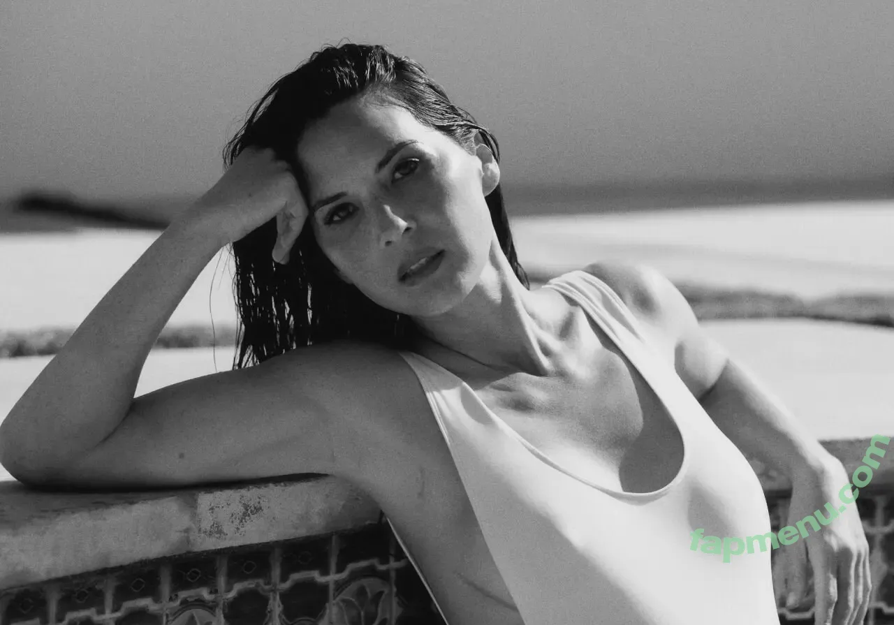Olivia Munn nude photo #1208 (oliviamunn)