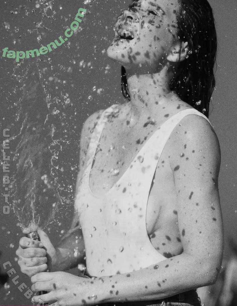 Olivia Munn nude photo #1346 (oliviamunn)