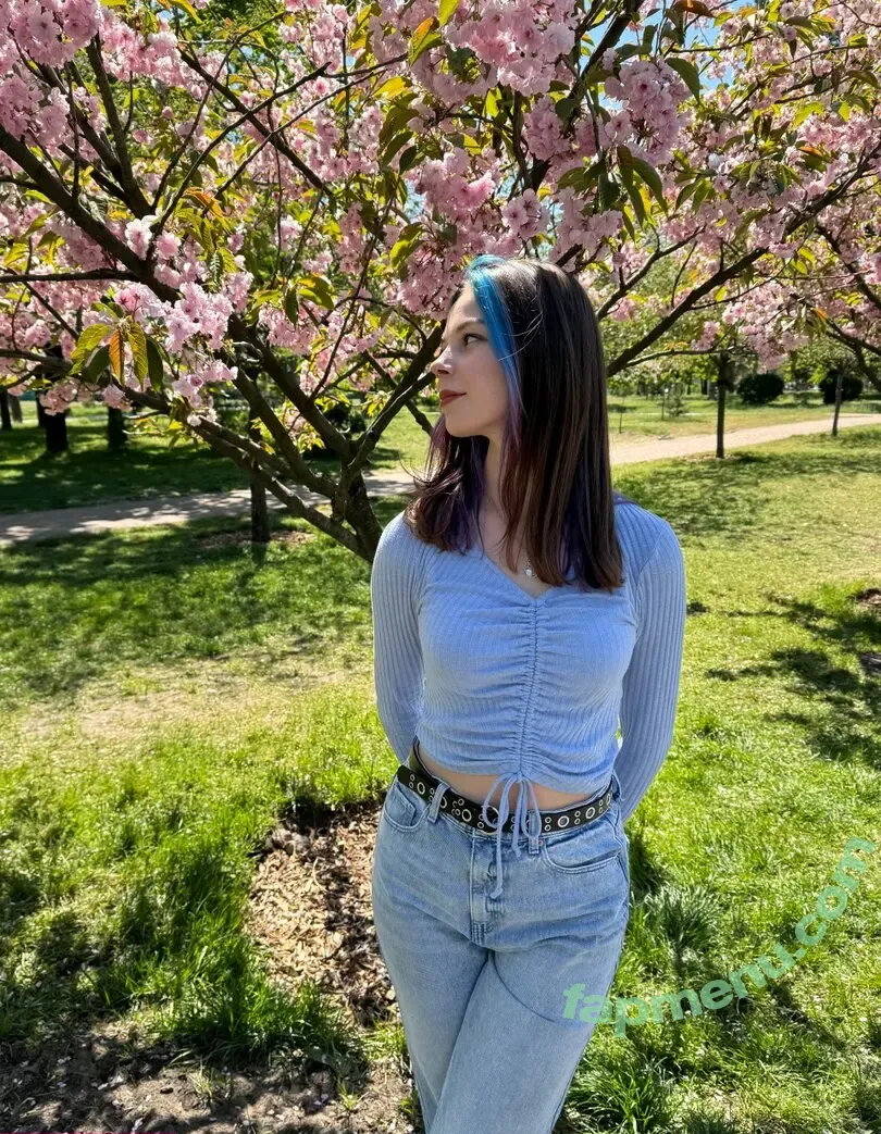 oliviavixon nude photo #0049 (livnixon)