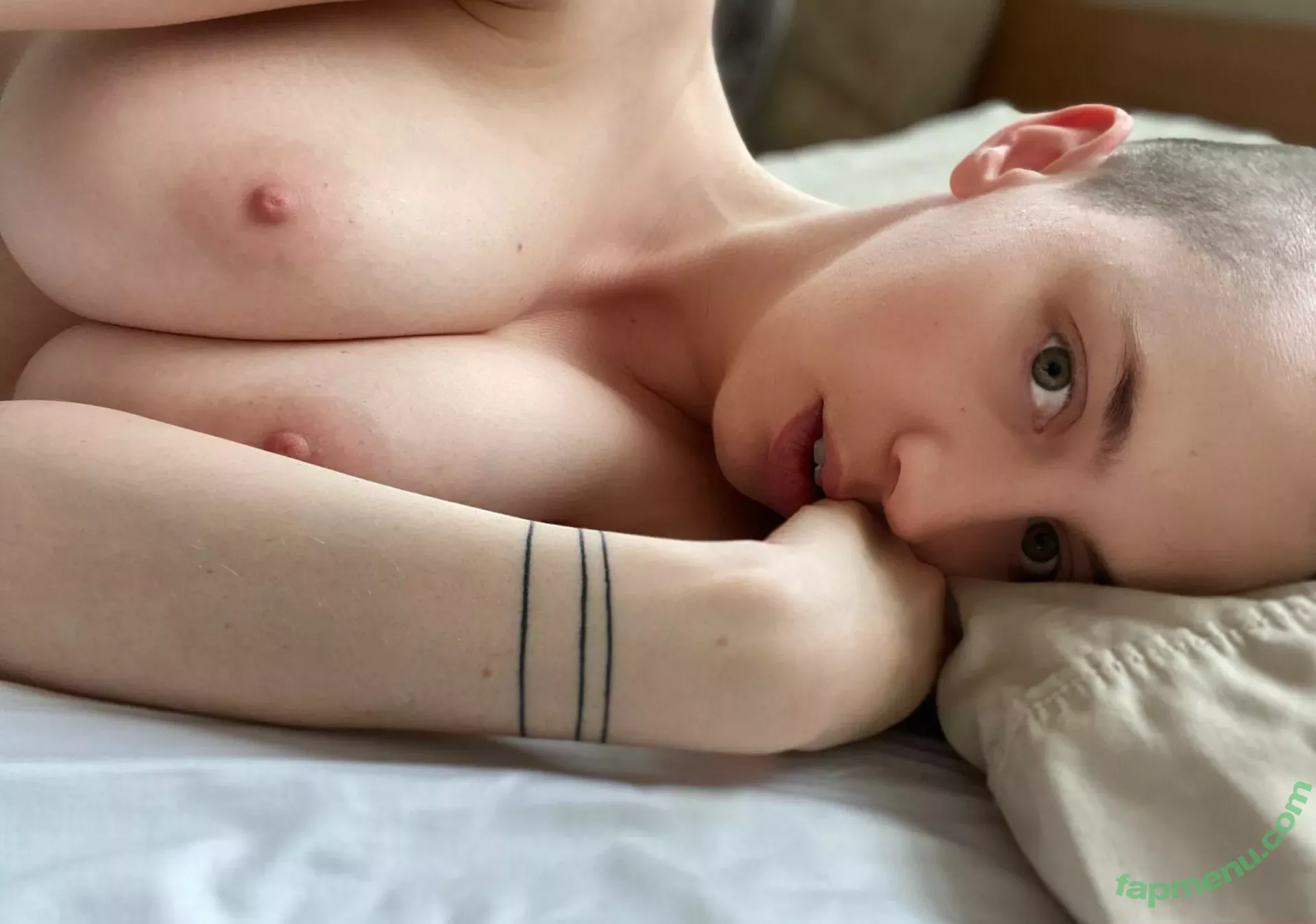 Onekatmalone nude photo #0045 (dfotographer)