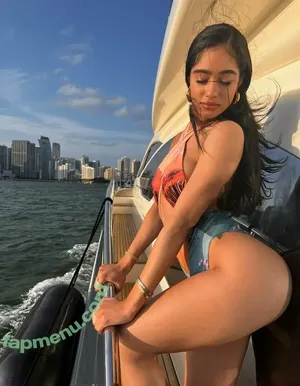 onlylalatheislandgal / lalatheislandgal nude photo #0005