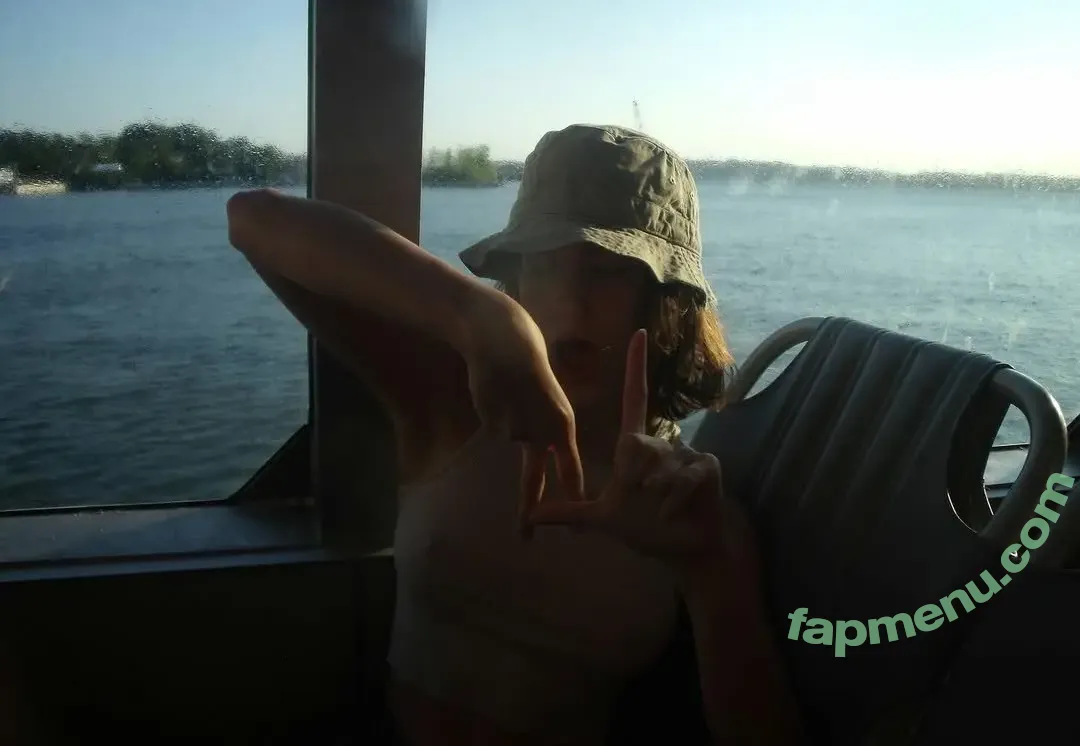 Oona Laurence nude photo #0010 (oonalaurence)
