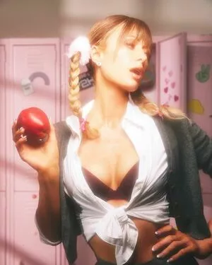 Paris Hilton / parishilton nude photo #1640