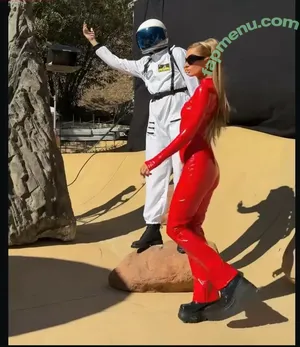 Paris Hilton / parishilton nude photo #2438