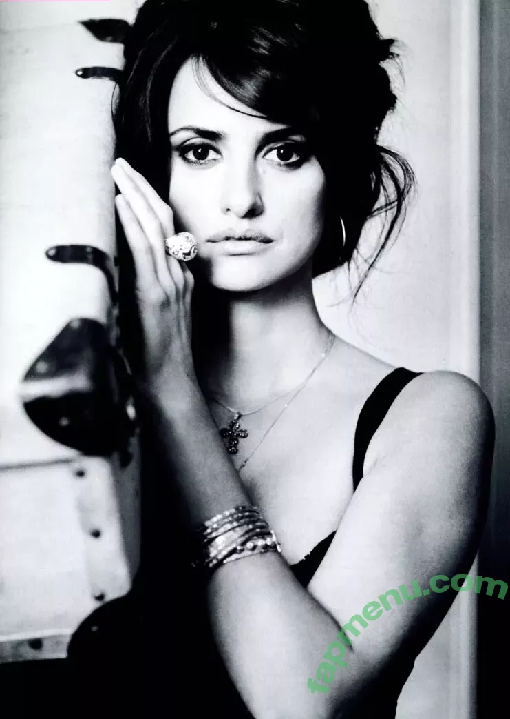 Penélope Cruz nude photo #0442 (PenelopeCruzOfi / penelopecruzoficial)