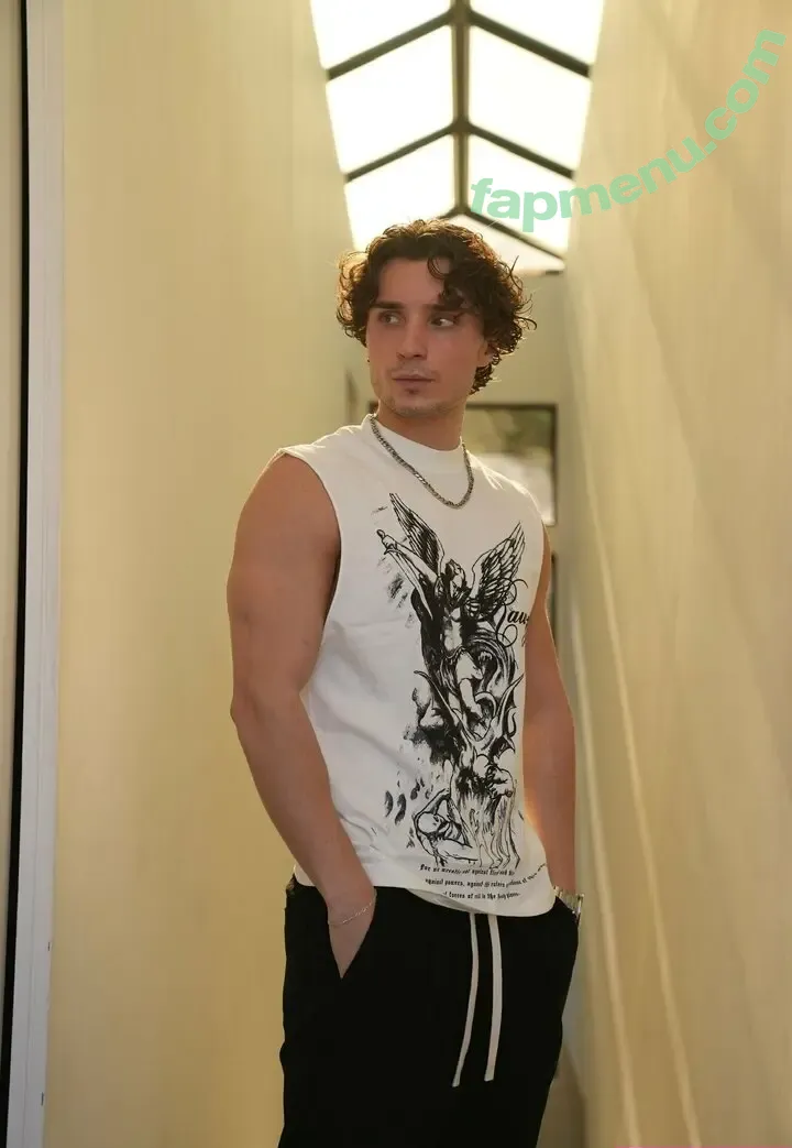 petervigilante nude photo #0002 (petervigilante)