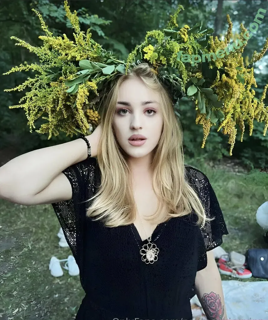 petiteanniequinn nude photo #0021 (petiteanniequinn)