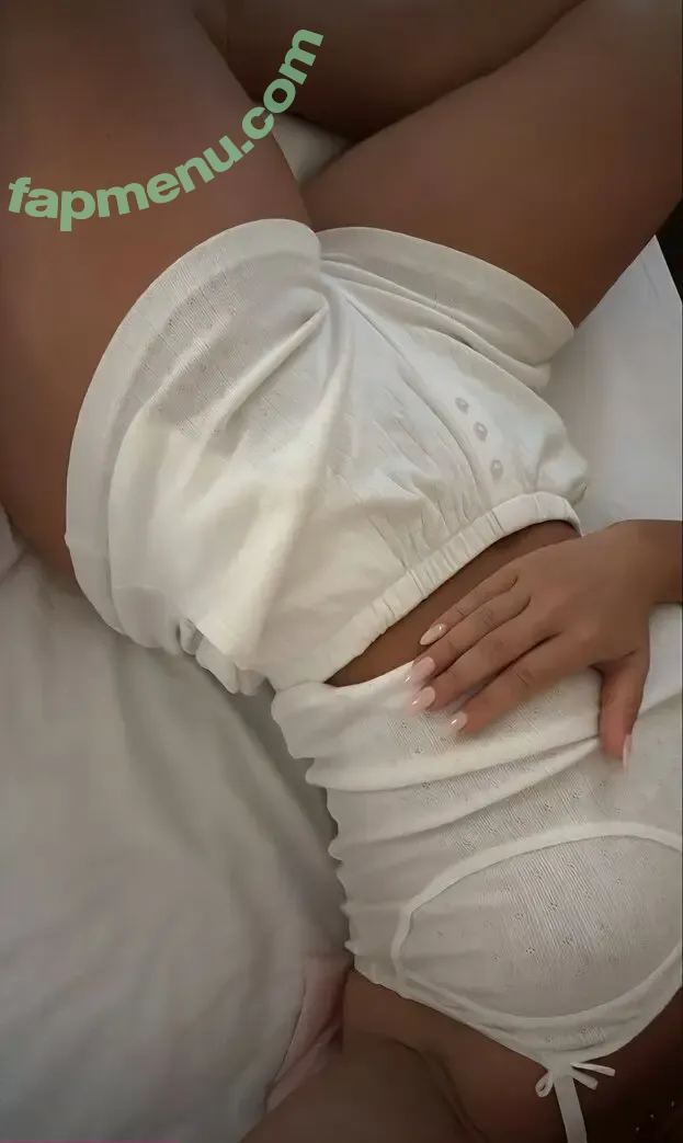 Petra Melissa nude photo #0030 (juicypeachyfromportugal / umapetra)