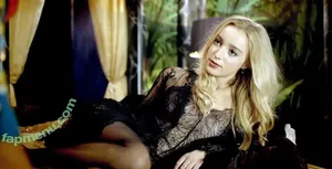 Phoebe Dynevor / phoebedynevor nude photo #0146