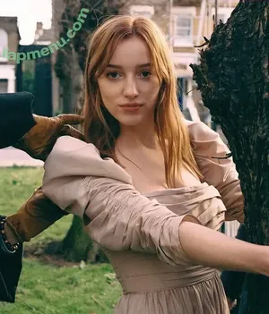 Phoebe Dynevor / phoebedynevor nude photo #0184