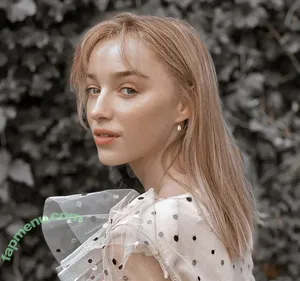 Phoebe Dynevor / phoebedynevor nude photo #0185