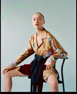 Phoebe Dynevor / phoebedynevor nude photo #0195