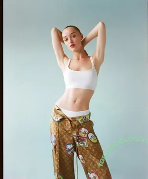 Phoebe Dynevor / phoebedynevor nude photo #0196