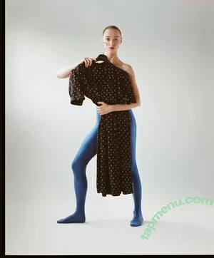 Phoebe Dynevor / phoebedynevor nude photo #0197