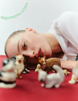 Phoebe Dynevor / phoebedynevor nude photo #0198