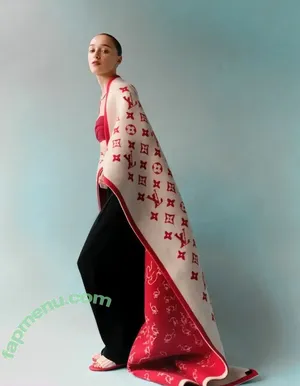 Phoebe Dynevor / phoebedynevor nude photo #0200