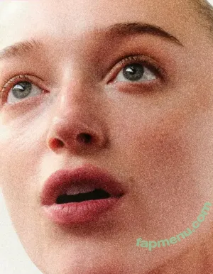 Phoebe Dynevor / phoebedynevor nude photo #0201