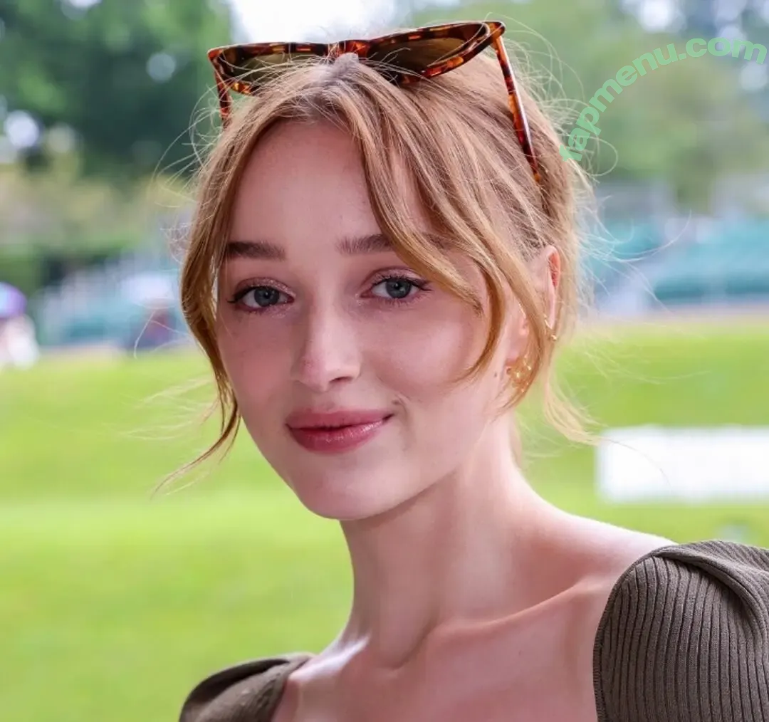 Phoebe Dynevor nude photo #0168 (phoebedynevor)