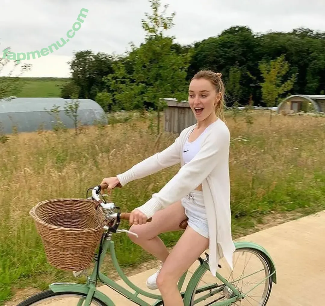 Phoebe Dynevor nude photo #0188 (phoebedynevor)