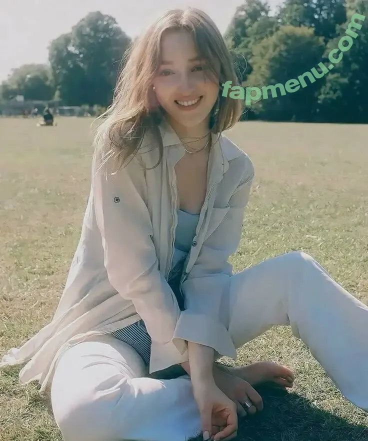 Phoebe Dynevor nude photo #0191 (phoebedynevor)