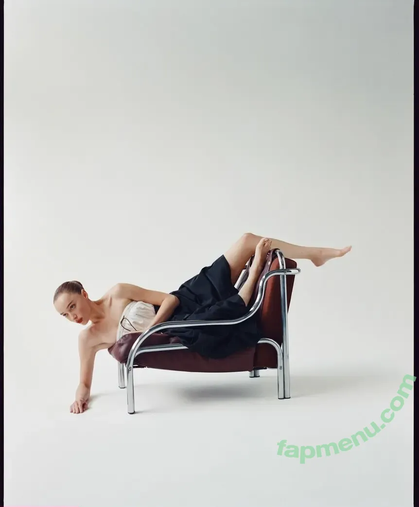 Phoebe Dynevor nude photo #0194 (phoebedynevor)