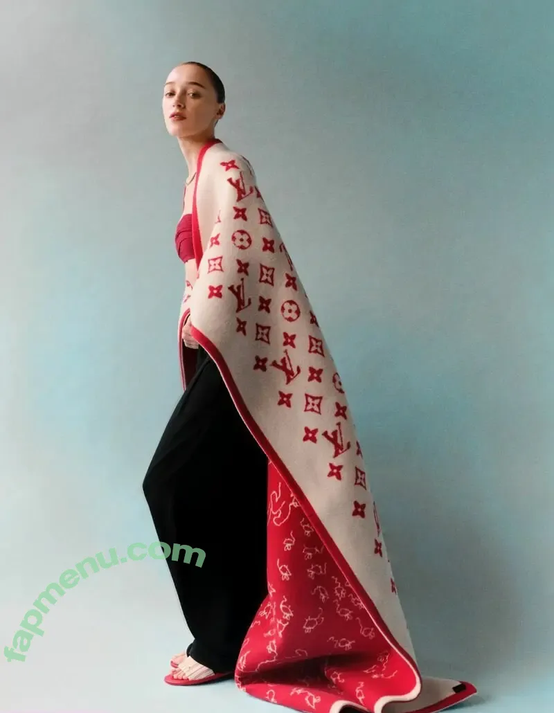 Phoebe Dynevor nude photo #0200 (phoebedynevor)