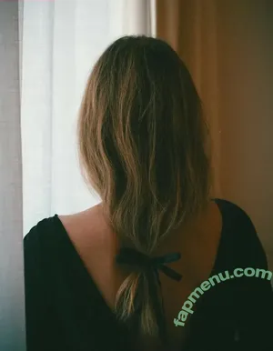 Phoebe Tonkin / phoebejtonkin nude photo #0476